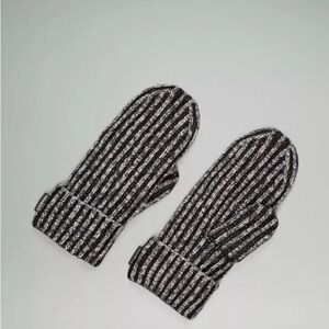 Lululemon NWOT Textured Fleece Lined Knit Mittens